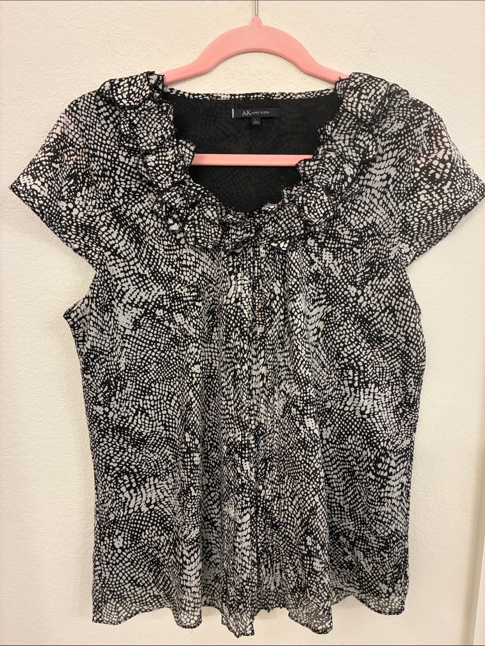 Like New AK Anne Klein Ruffle Neck Blouse — Size Large — Black and White Speckle